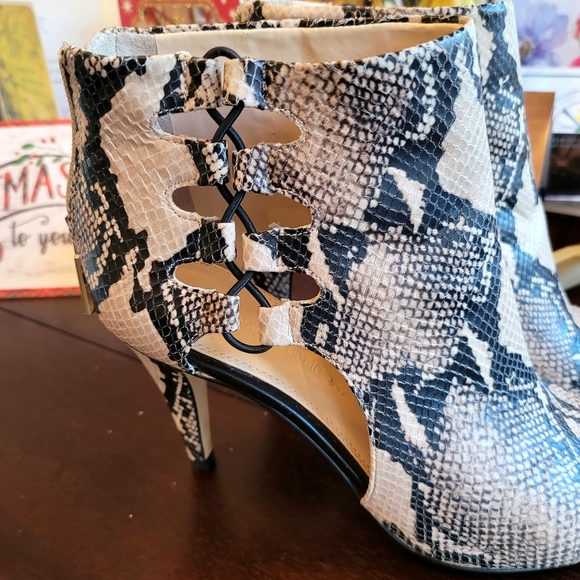 Banana Republic Averie Snakeskin Booties, 7M - Picture 13 of 14